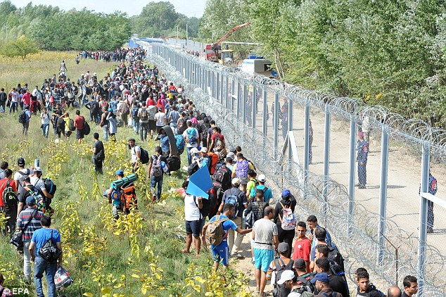 2C56B05300000578-3240010-Hungary_has_announced_plans_to_build_a_giant_fence_along_the_Cro-a-54_1442583681510.jpg
