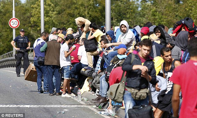2C6B40CD00000578-3249667-Migrants_and_refugees_line_up_as_they_wait_to_cross_the_border_f-a-111_1443223070501.jpg