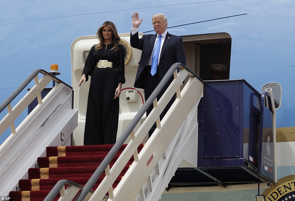 4090676C00000578-4524666-Donald_Trump_pictured_with_his_wife_Melania_touched_down_Saturda-a-63_1495264340052.jpg