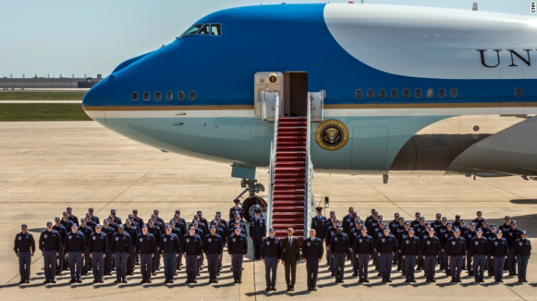 150504181204-air-force-one-obama-soldiers-exlarge-169.jpeg