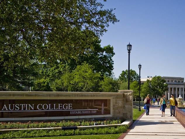 Austin_College_campus_students.jpg