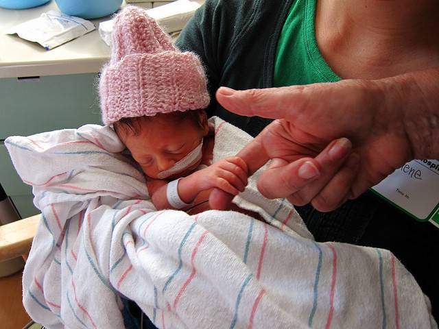 preemie-holdinghands.jpg