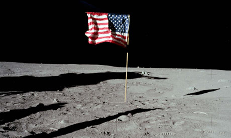 Apollo-11-US-flag-on-moon-001.jpg