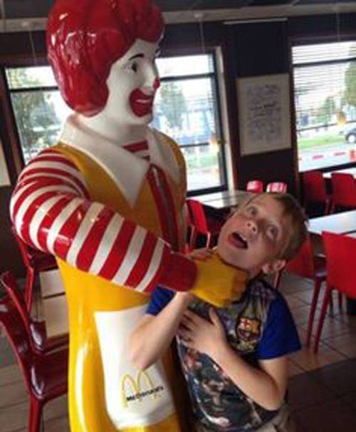 mcdonald-statue-choking-kid.jpg