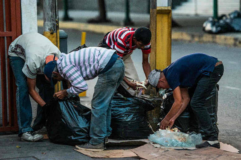 Venezolanos-buscan-comida-basura-AFP.jpg