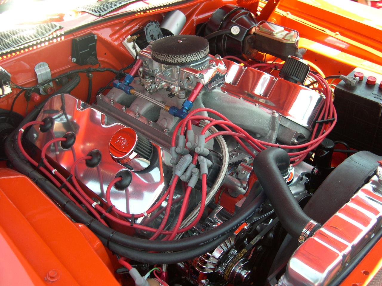 1971_Plymouth_Hemi_'Cuda_engine.jpg