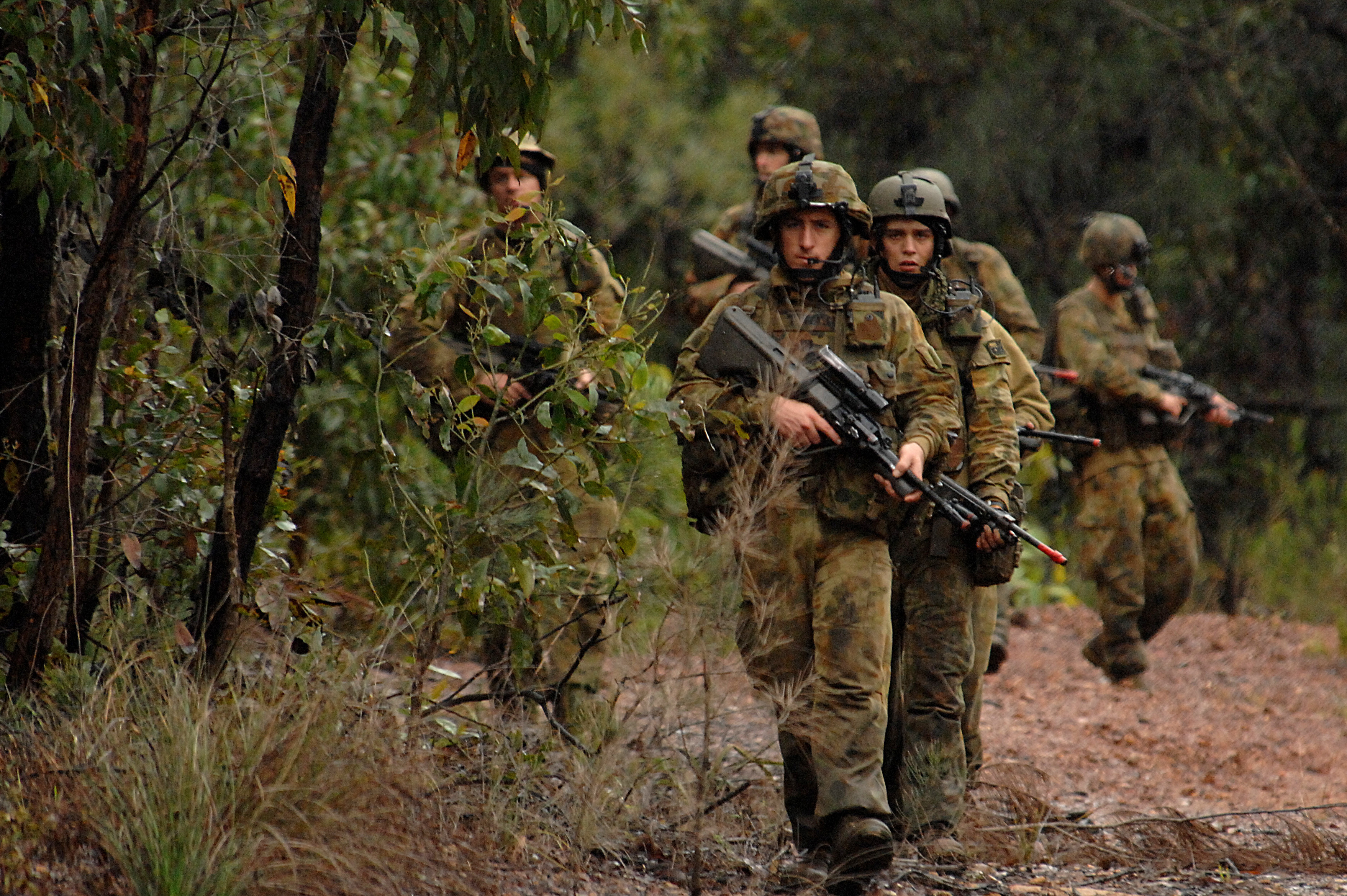 Australian_soldiers_from_the_2nd_Battalion,_Royal_Australian_Regiment_conducts_a_foot_patrol_during_exercise_Talisman_Sabre_2007.jpg