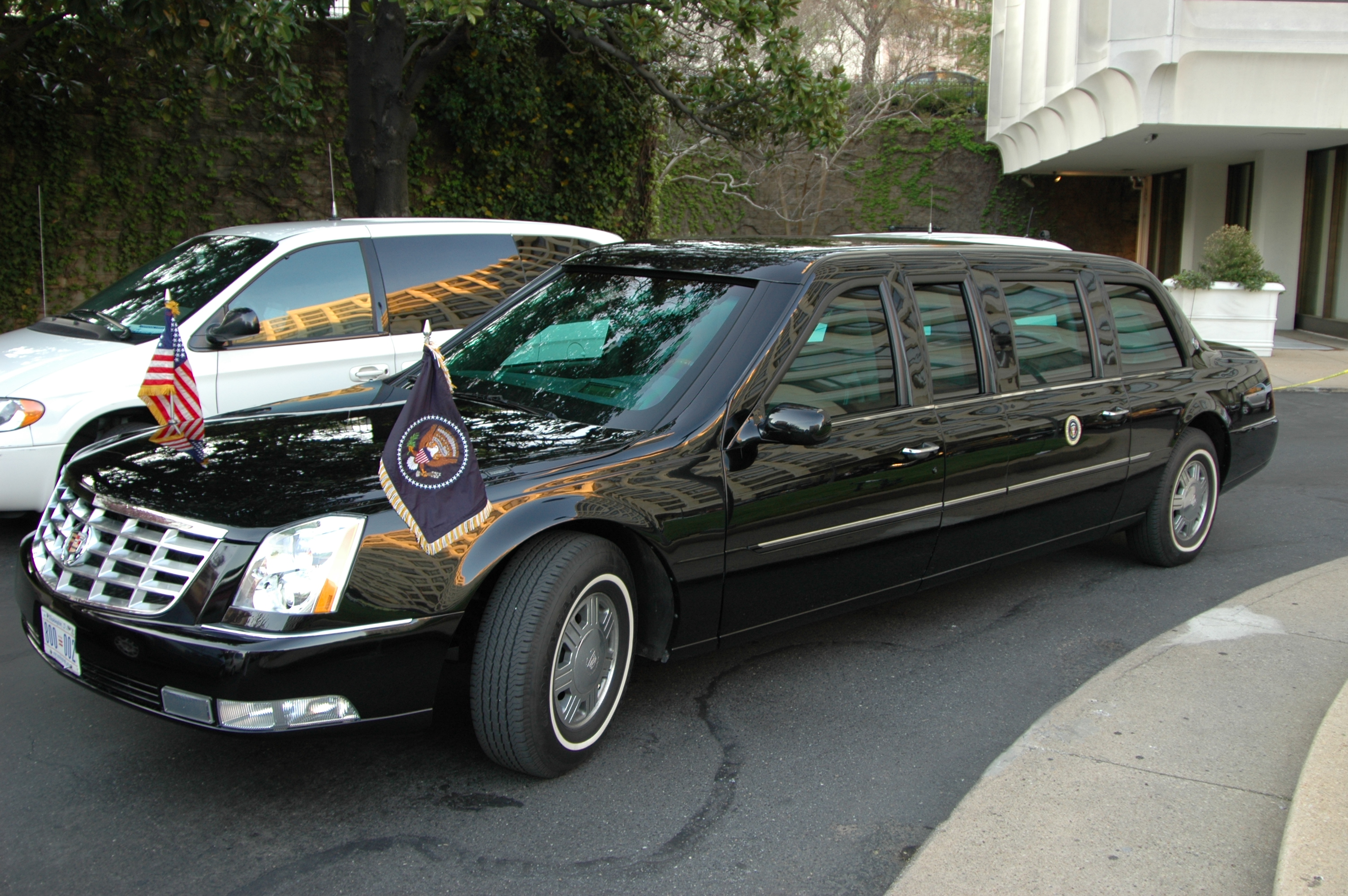 President's_limousine_outside_hotel.jpg