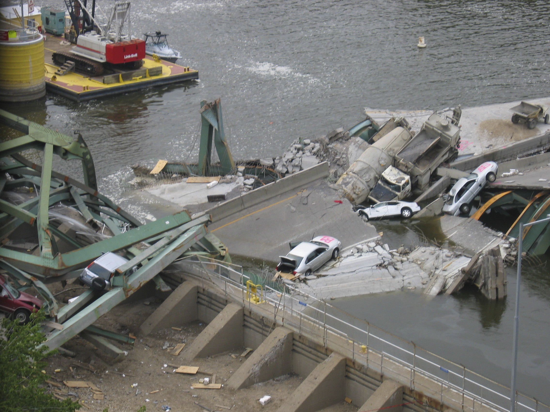 FEMA_-_31389_-_Interstate_bridge_collapse_in_Minnesota.jpg