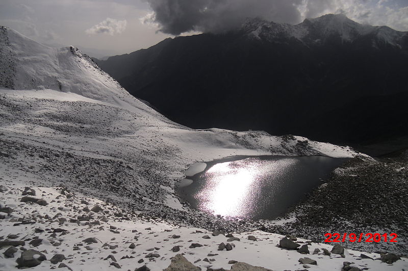 800px-A_view_of_Ansoo_Lake_in_September.jpg