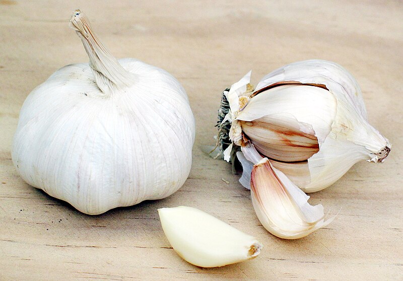 800px-Garlic.jpg