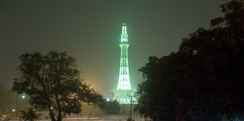 800px-Minar-e-Pakistan_at_night_Taken_on_July_20_2005.jpg