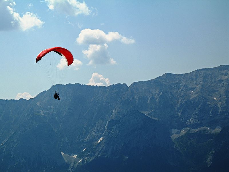800px-Paraglider_vor_Wettersteingebirge.jpg