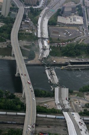 -i-w-35-Minnesota_Bridge_Collapse_sff_MNMIT141_20070801230759.jpg