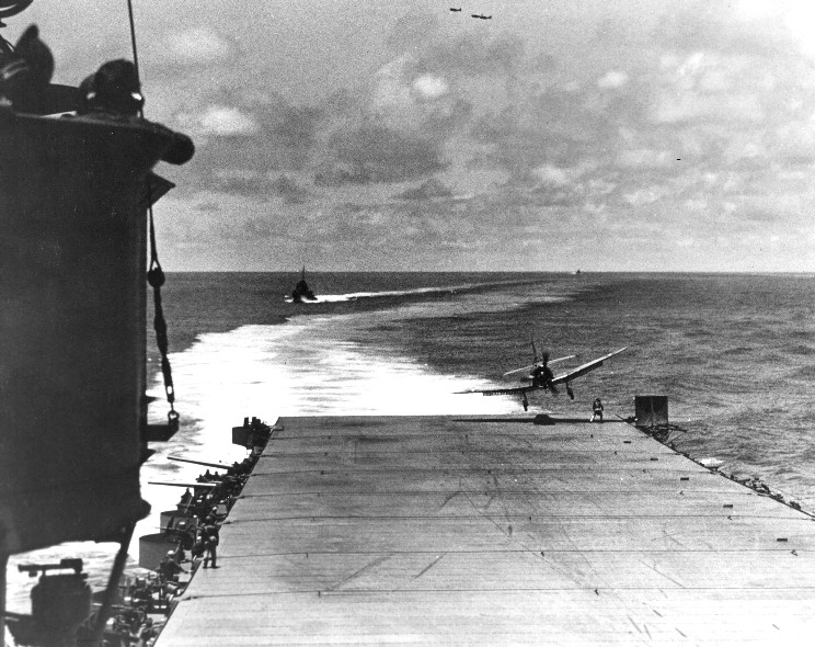 1942_06_04_h_sbd_dauntless_landing.jpg