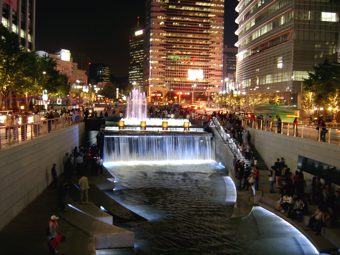 Seoul_Cheonggyecheon_night.jpg
