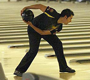 jason-belmonte-2-handed-bowling-approach.jpg