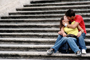 350px-Kiss-on-the-steps-2535.jpg
